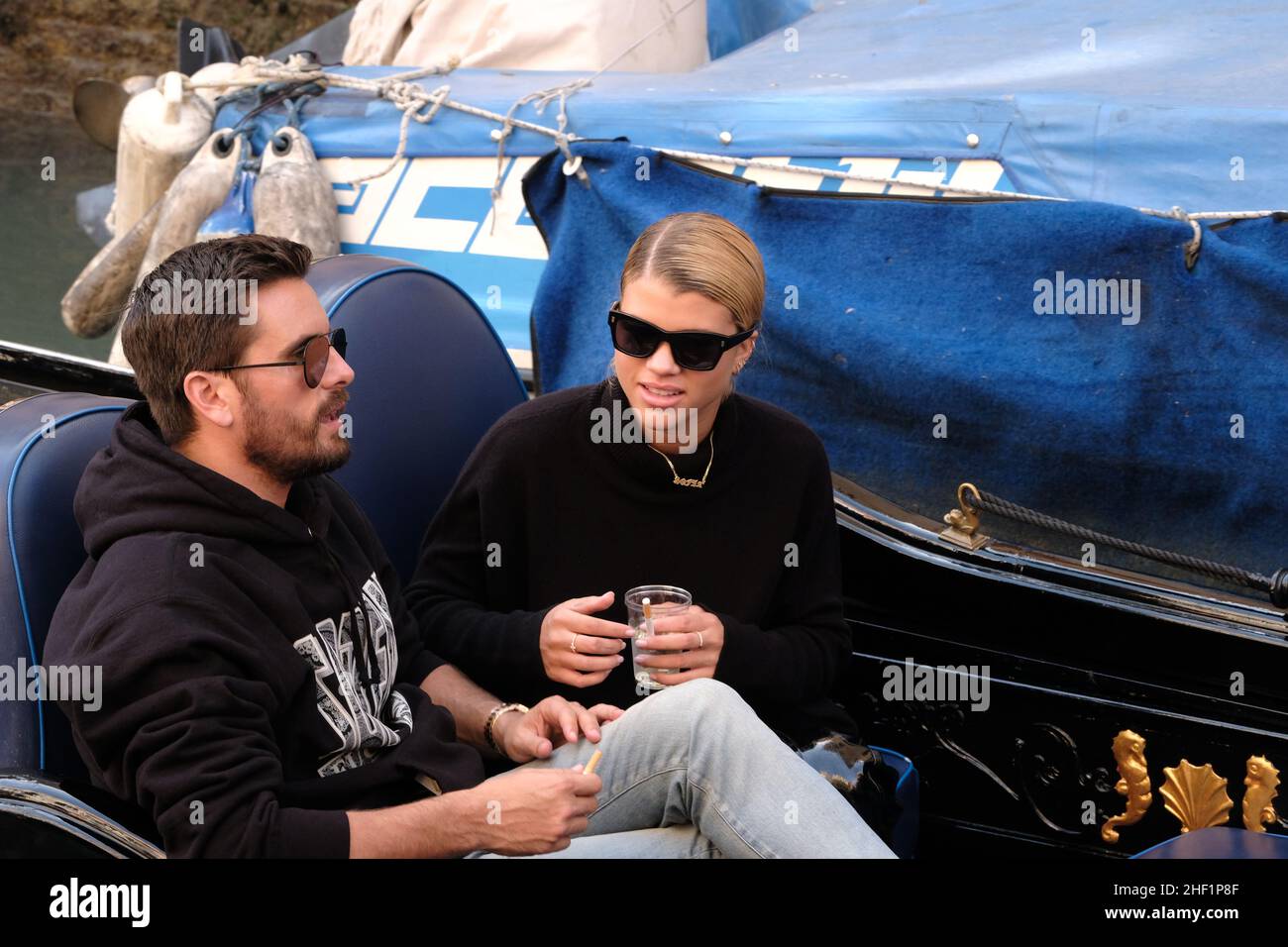 Scott Disick et Sofia Richie se sont coudés sur une gondole à Venise, en Italie, le 17 octobre 2017 Banque D'Images