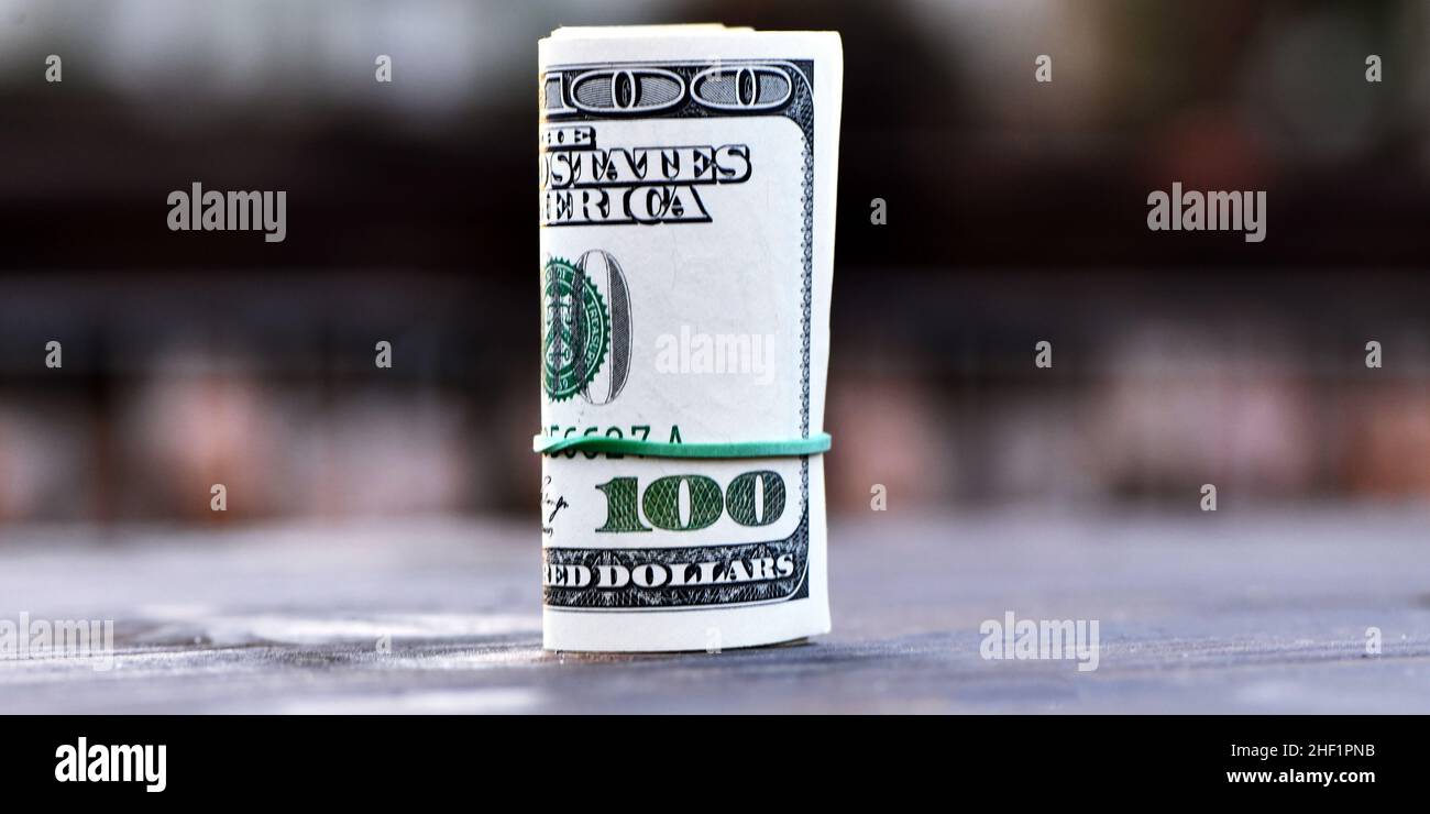 Rouleau de mille dollars 1000 dollar dans des billets de cent dollars isolés sur fond de bois Banque D'Images Rouleau de mille dollars 1000 dollar dans des billets de cent dollars isolés sur fond de bois Banque D'Images