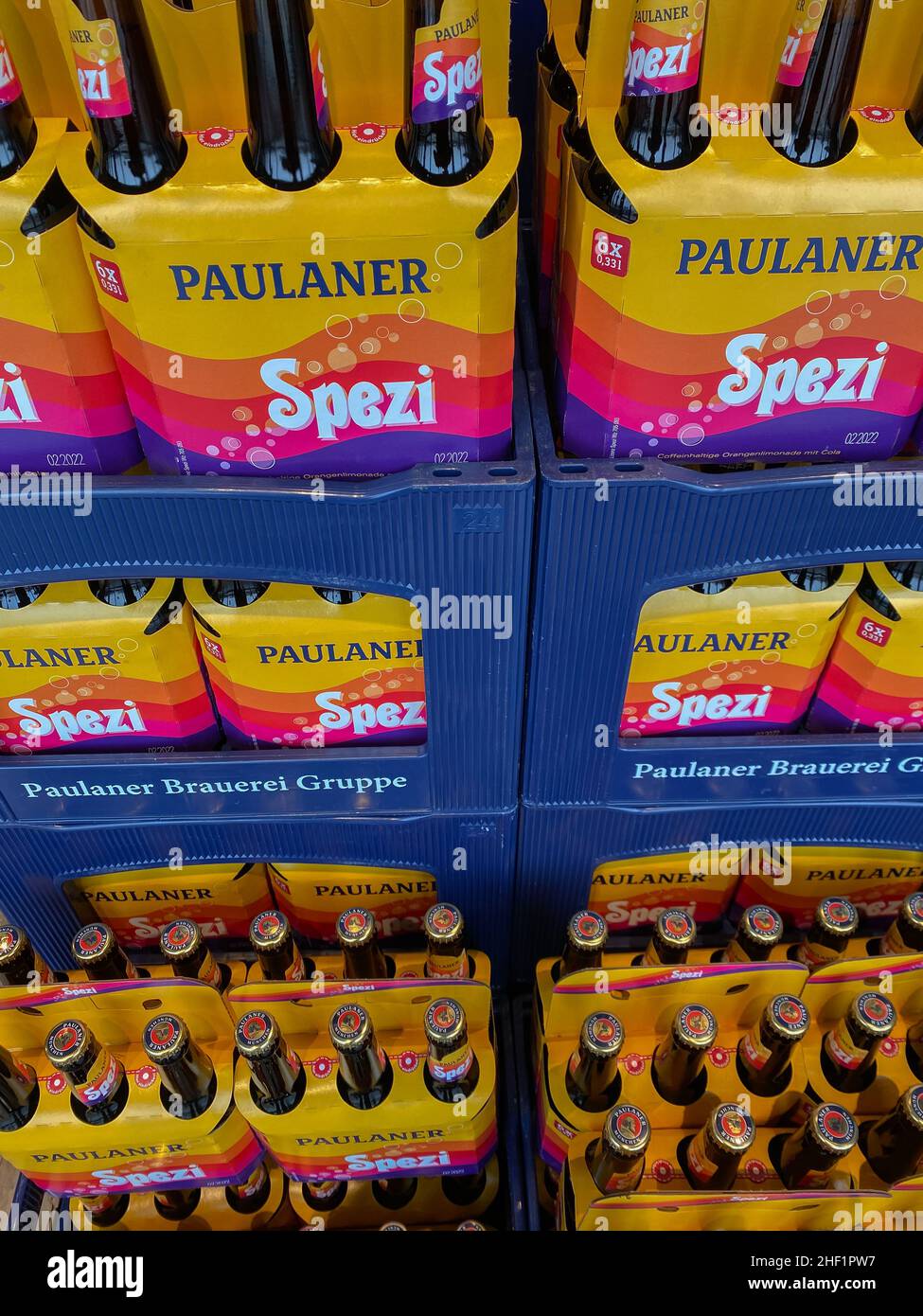 Rheinbach, Allemagne 10 mars 2021, plusieurs paquets de six Paulaner Spezi dans un supermarché Banque D'Images