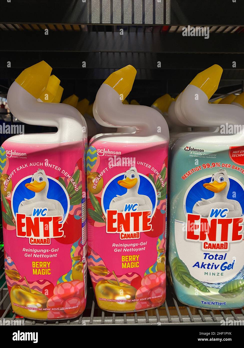 Rheinbach, Allemagne 10 mars 2021, plusieurs bouteilles de 'WC Ente' de SC Johnson sur l'étagère d'un supermarché allemand Banque D'Images