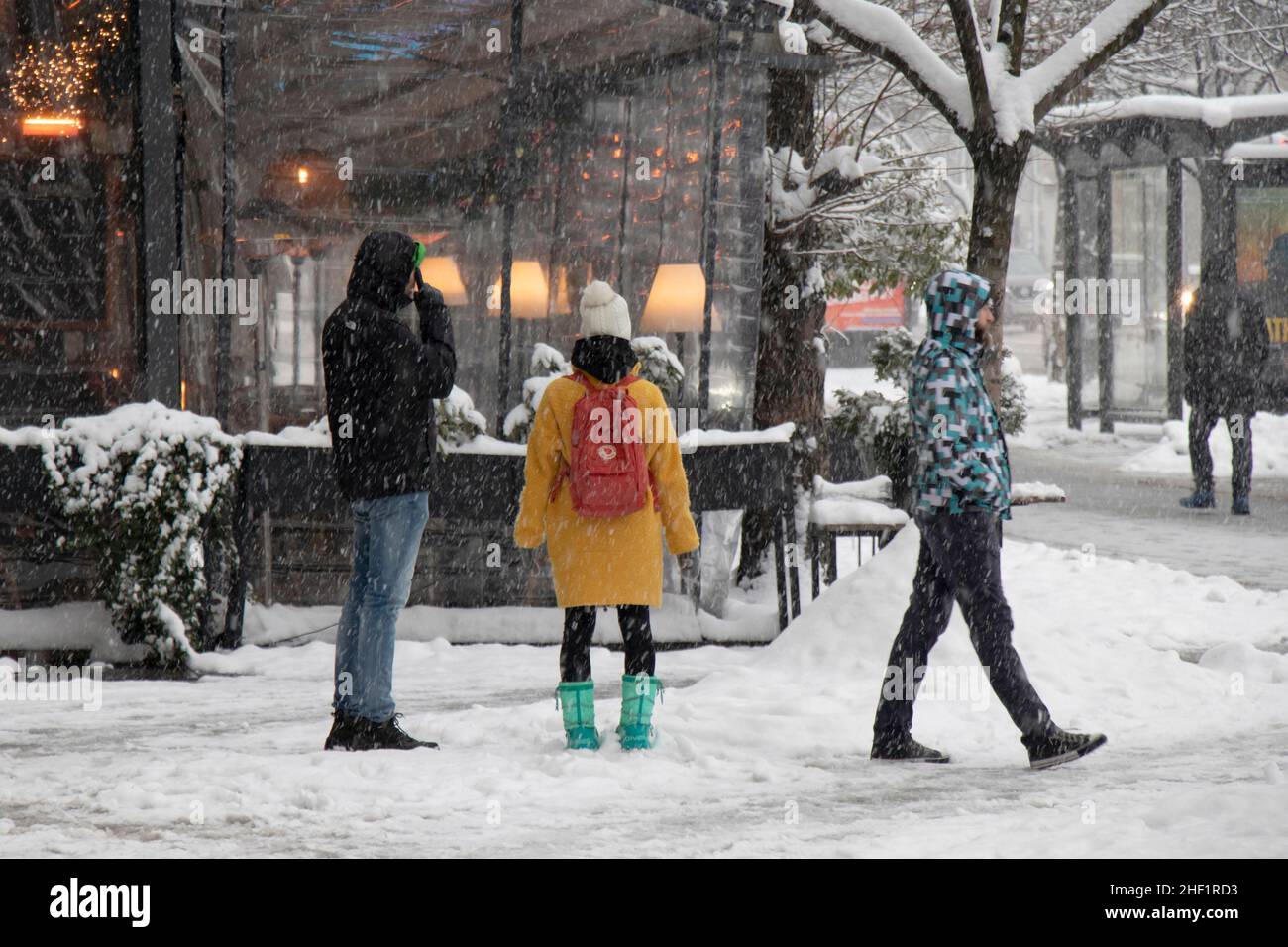 Belgrade, Serbie - 11 janvier 2022 : personnes marchant et attendant dans les rues enneigées de la ville pendant les fortes chutes de neige Banque D'Images