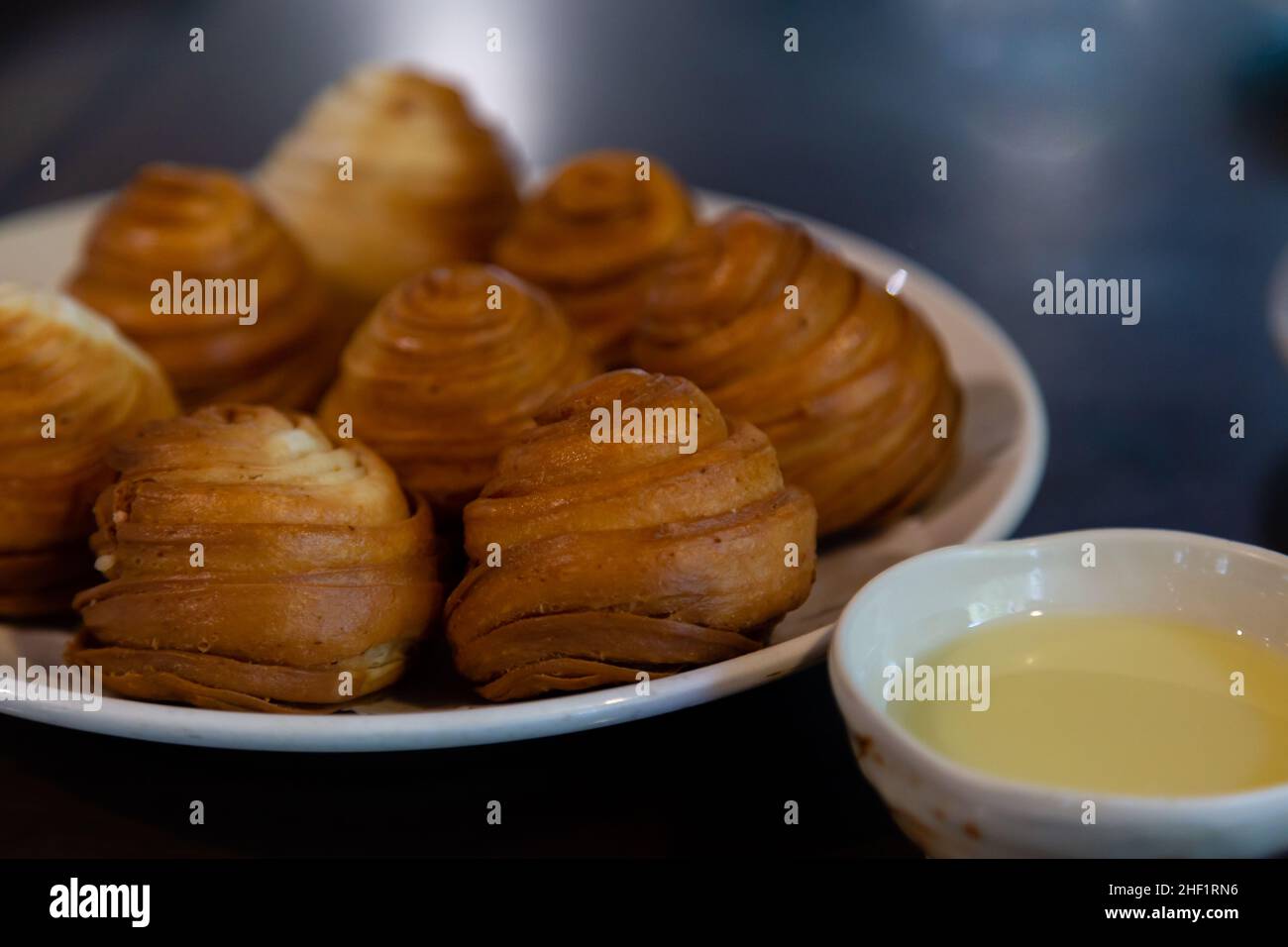 Petits pains taïwanais cuits à la vapeur avec du lait condensé Banque D'Images