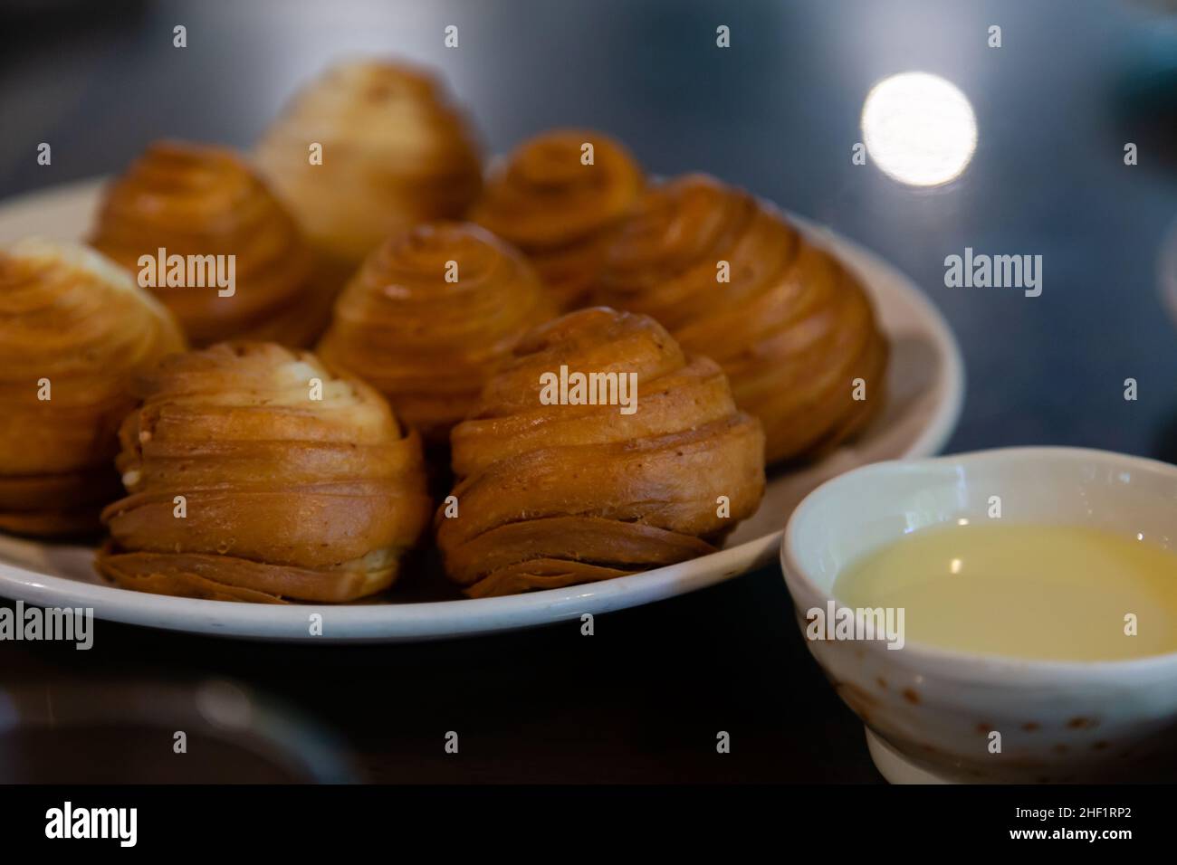 Petits pains taïwanais cuits à la vapeur avec du lait condensé Banque D'Images