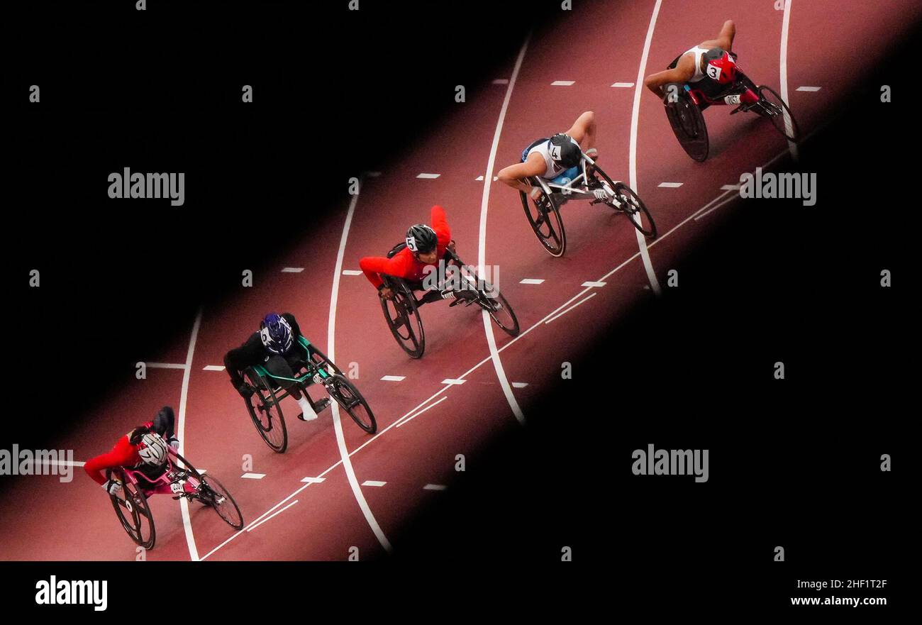 Cheri Madsen, des États-Unis, regarde la ligne droite en 100m T54 aux Jeux paralympiques de Tokyo de 2020 Banque D'Images