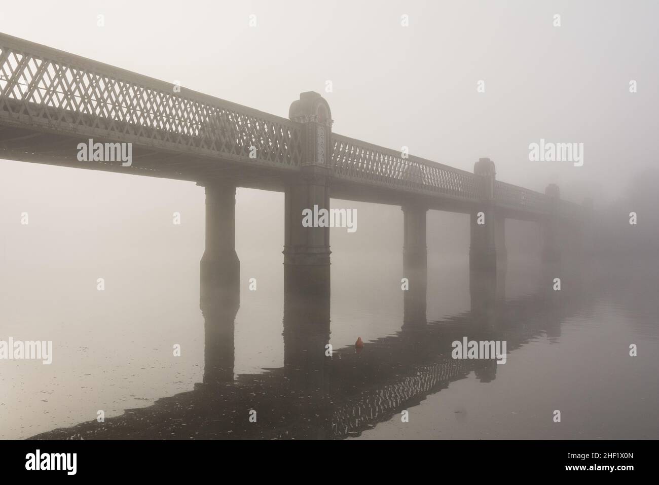 Le Kew Railway Bridge de W. R. Galbraith est entouré d'un épais brouillard à Strand-on-the-Green, Chiswick, Londres, Angleterre, Royaume-Uni Banque D'Images