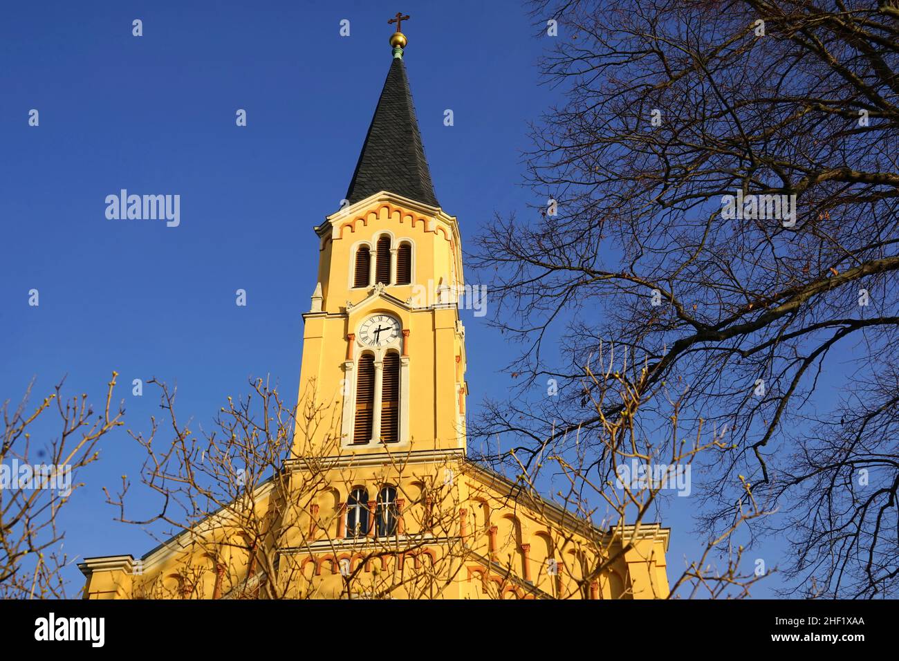 Vue sur l'église Bärnsdorf dans un petit village saxon du même nom Banque D'Images