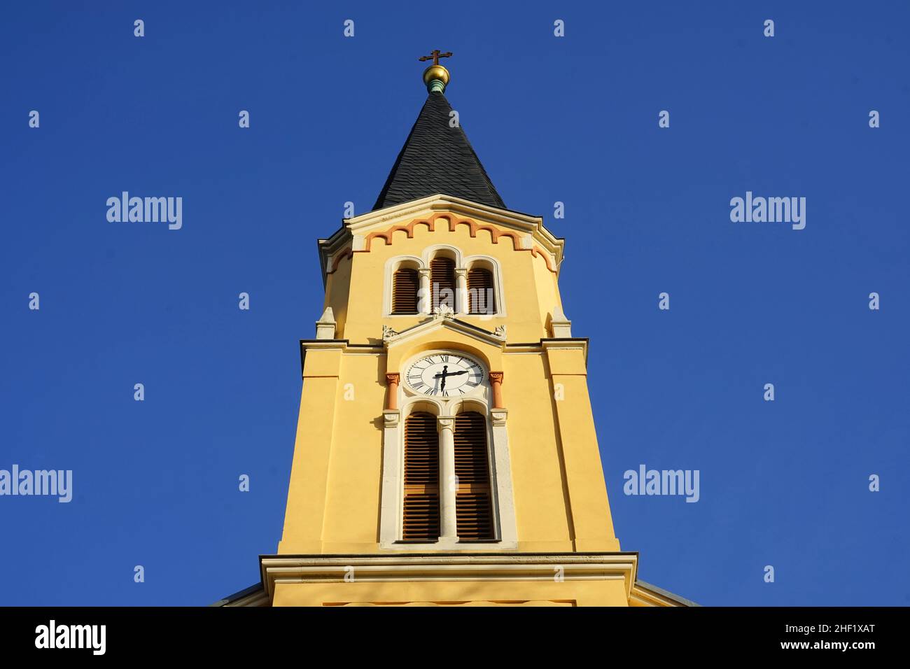 Vue sur l'église Bärnsdorf dans un petit village saxon du même nom Banque D'Images