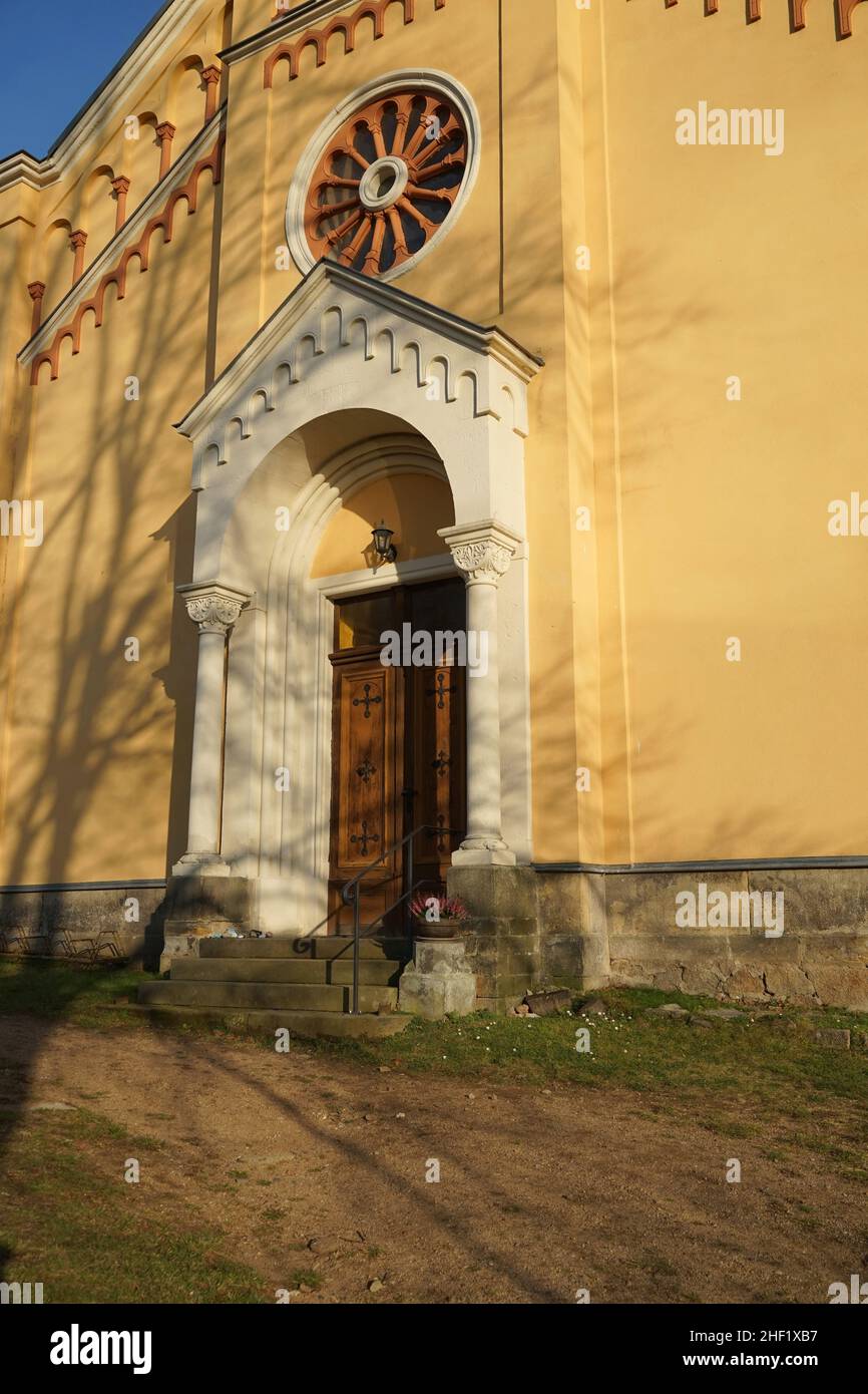 Vue sur l'église Bärnsdorf dans un petit village saxon du même nom Banque D'Images