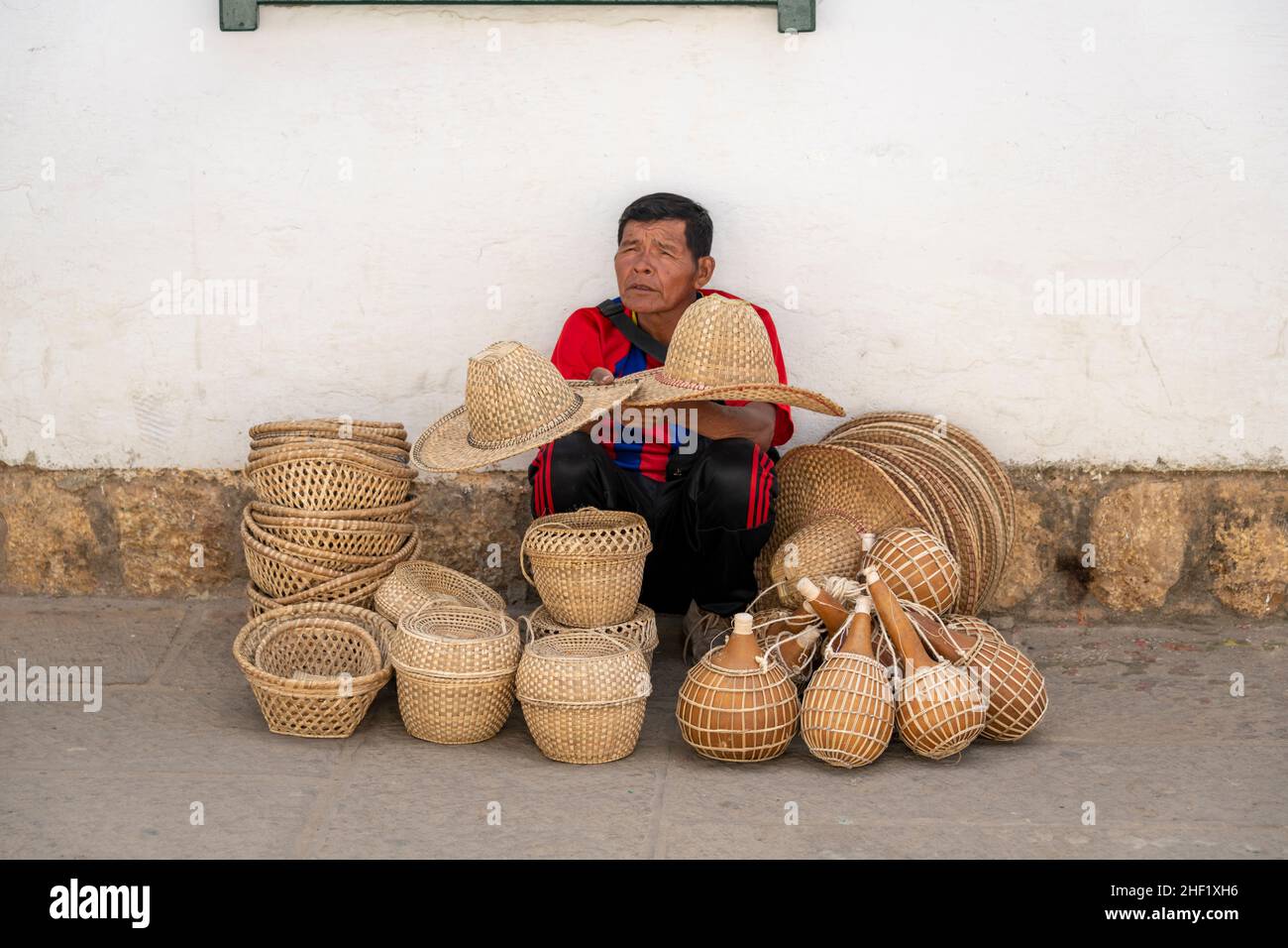 Homme vendant des souvenirs artisanaux locaux, Villa de Leyva, Boyacá, Colombie Banque D'Images