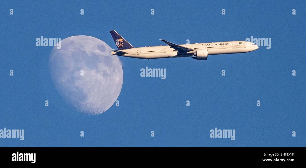 L'avion Saudi Arabian Airlines A350-900 passe la lune de cire au-dessus du nord de Londres, au Royaume-Uni, à l'approche de l'aéroport d'Heathrow Banque D'Images