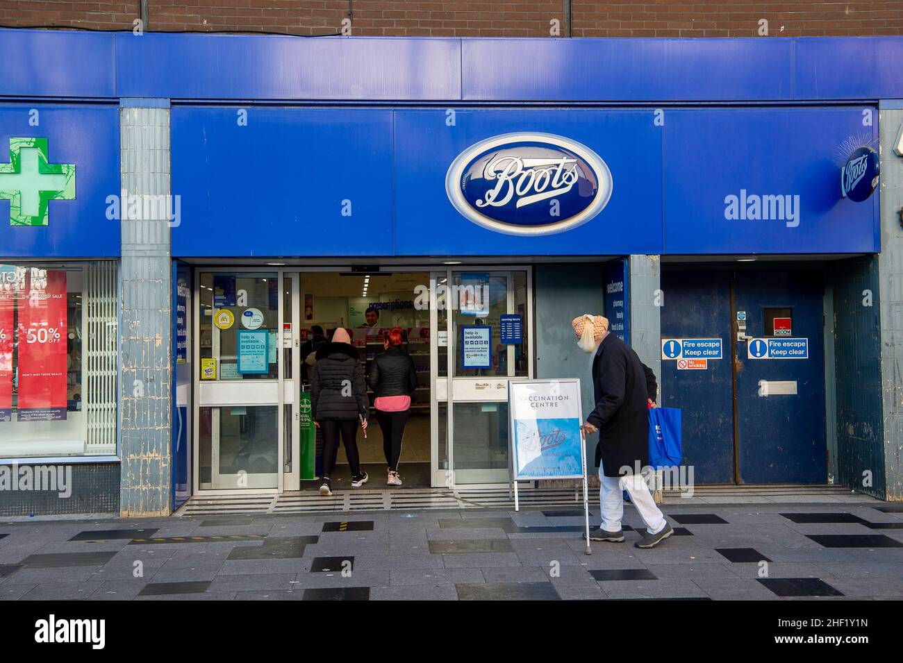 Slough, Berkshire, Royaume-Uni.13th janvier 2022.Il a été rapporté cette semaine que la chaîne de pharmacie de High Street Boots est envisagée pour une prise de contrôle par la société américaine de capital-investissement bain Capital et la société britannique CVC Capital.Boots compte plus de 2 200 magasins au Royaume-Uni et emploie environ 50 000 personnes.Crédit : Maureen McLean/Alay Live News Banque D'Images