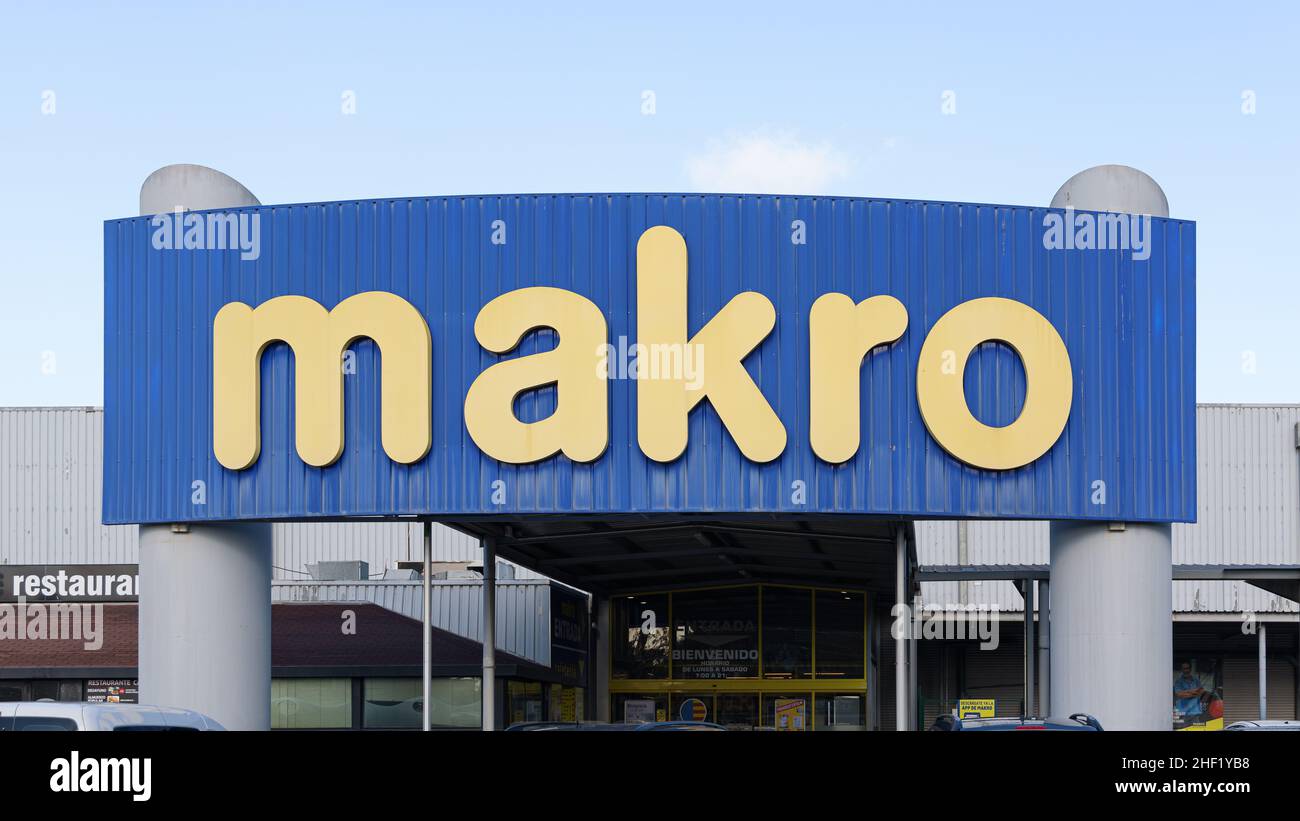 VALENCE, ESPAGNE - 13 JANVIER 2022 : Makro est une marque internationale de clubs-entrepôts qui vend des produits alimentaires et non alimentaires Banque D'Images