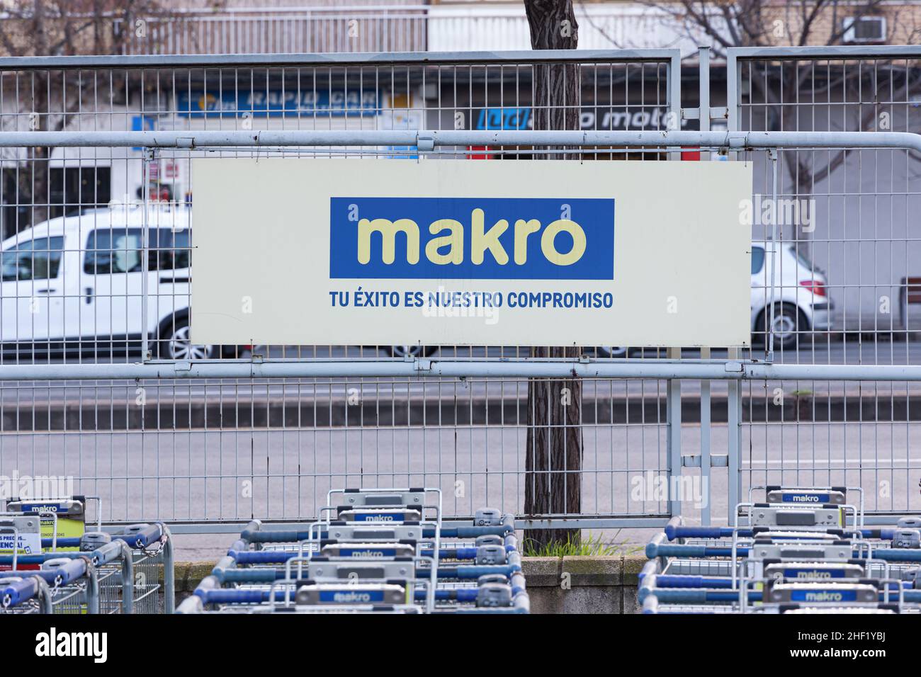 VALENCE, ESPAGNE - 13 JANVIER 2022 : Makro est une marque internationale de clubs-entrepôts qui vend des produits alimentaires et non alimentaires Banque D'Images