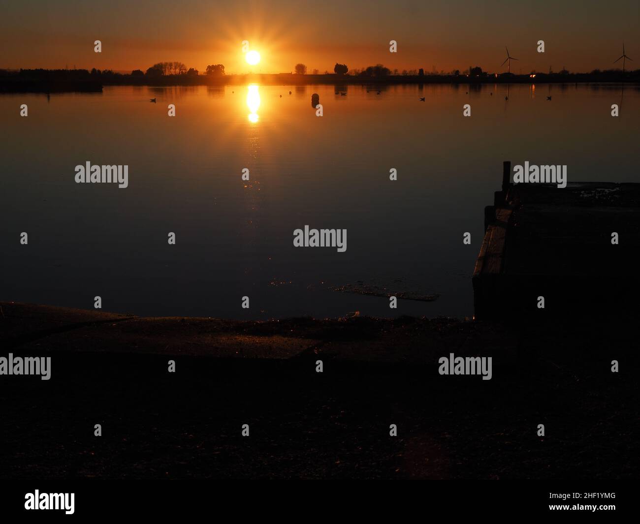 Sheerness, Kent, Royaume-Uni.13th janvier 2022.Météo au Royaume-Uni : coucher de soleil sur le lac Barton's point à Sheerness, Kent.Crédit : James Bell/Alay Live News Banque D'Images