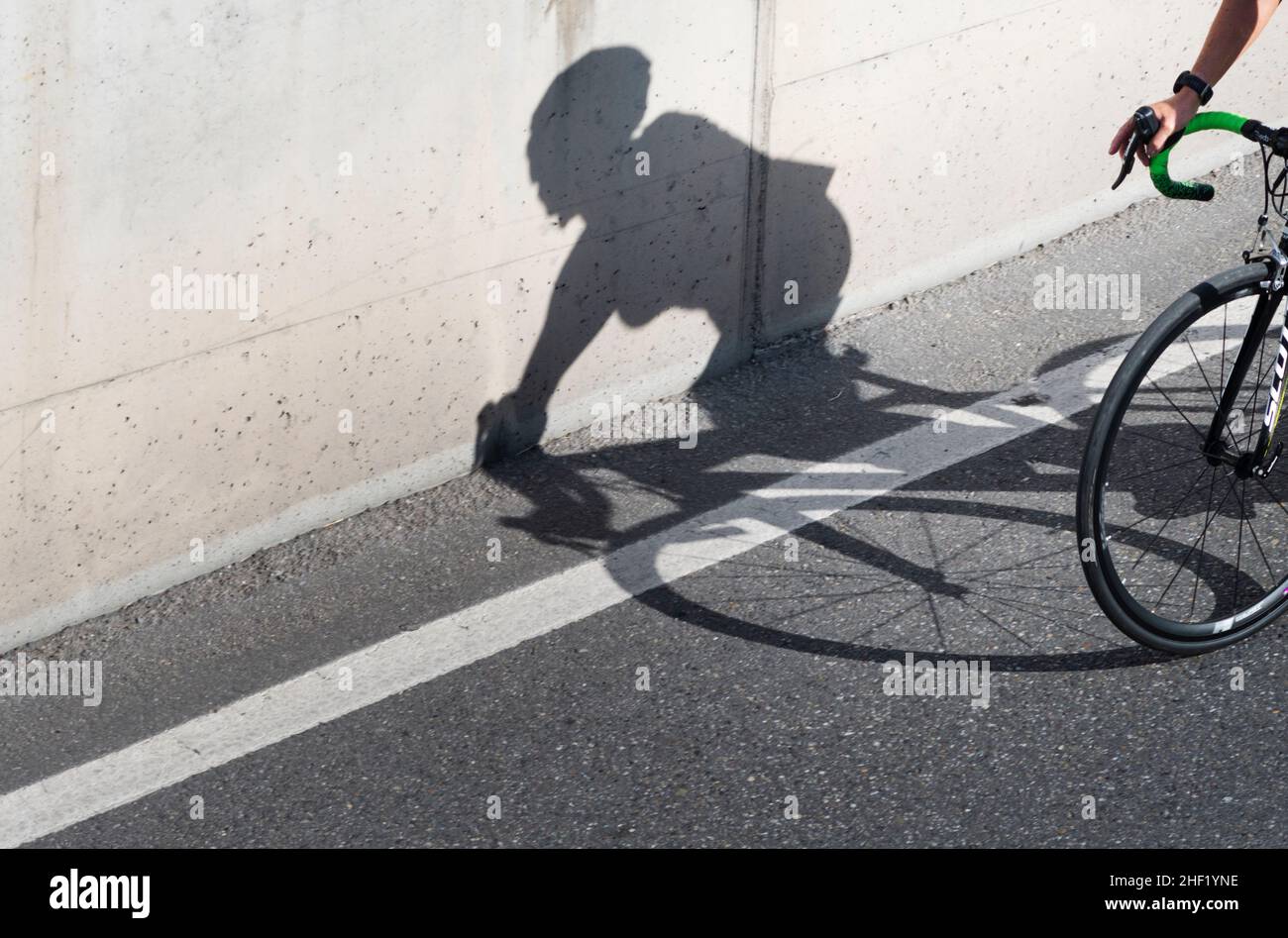 Triathlète féminine en compétition à vélo Banque D'Images