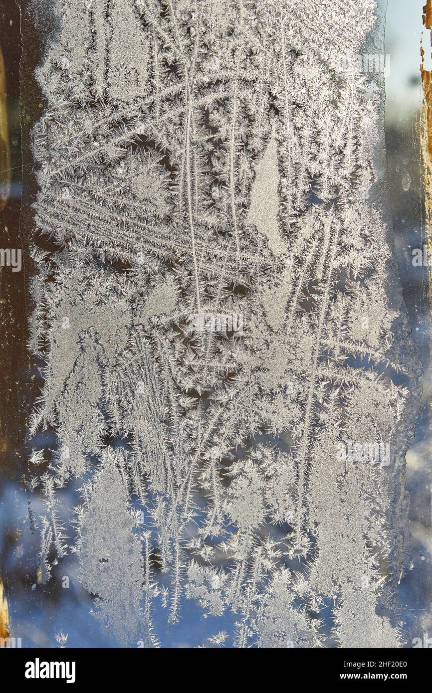 Beau motif d'hiver sur le verre neige, givre, givre .Superbe fond d'hiver. Banque D'Images