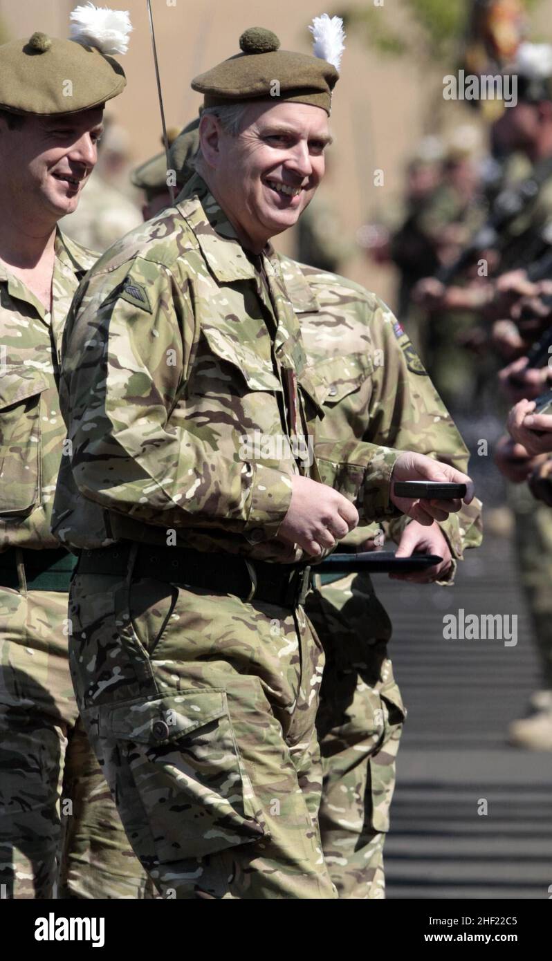 Photo du dossier datée du 4/5/2011, du duc de York, qui regarde comme soldats du Royal Highland Fusiliers 2nd Bataillon, The Royal Regiment of Scotland (2 SCOTS), participer à une parade de la maison à Penicuik, en Écosse.Les affiliations militaires et les patronages royaux du duc ont été retournés à la Reine, a annoncé Buckingham Palace.Date d'émission : jeudi 13 janvier 2022. Banque D'Images