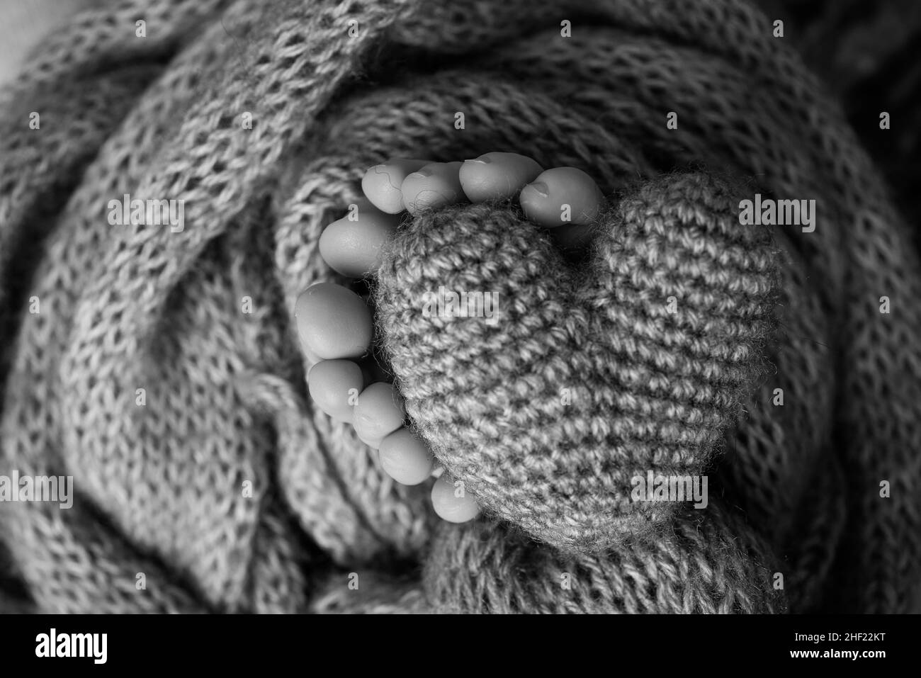 Le pied minuscule d'un nouveau-né pieds doux d'un nouveau-né dans une couverture de laine. Banque D'Images