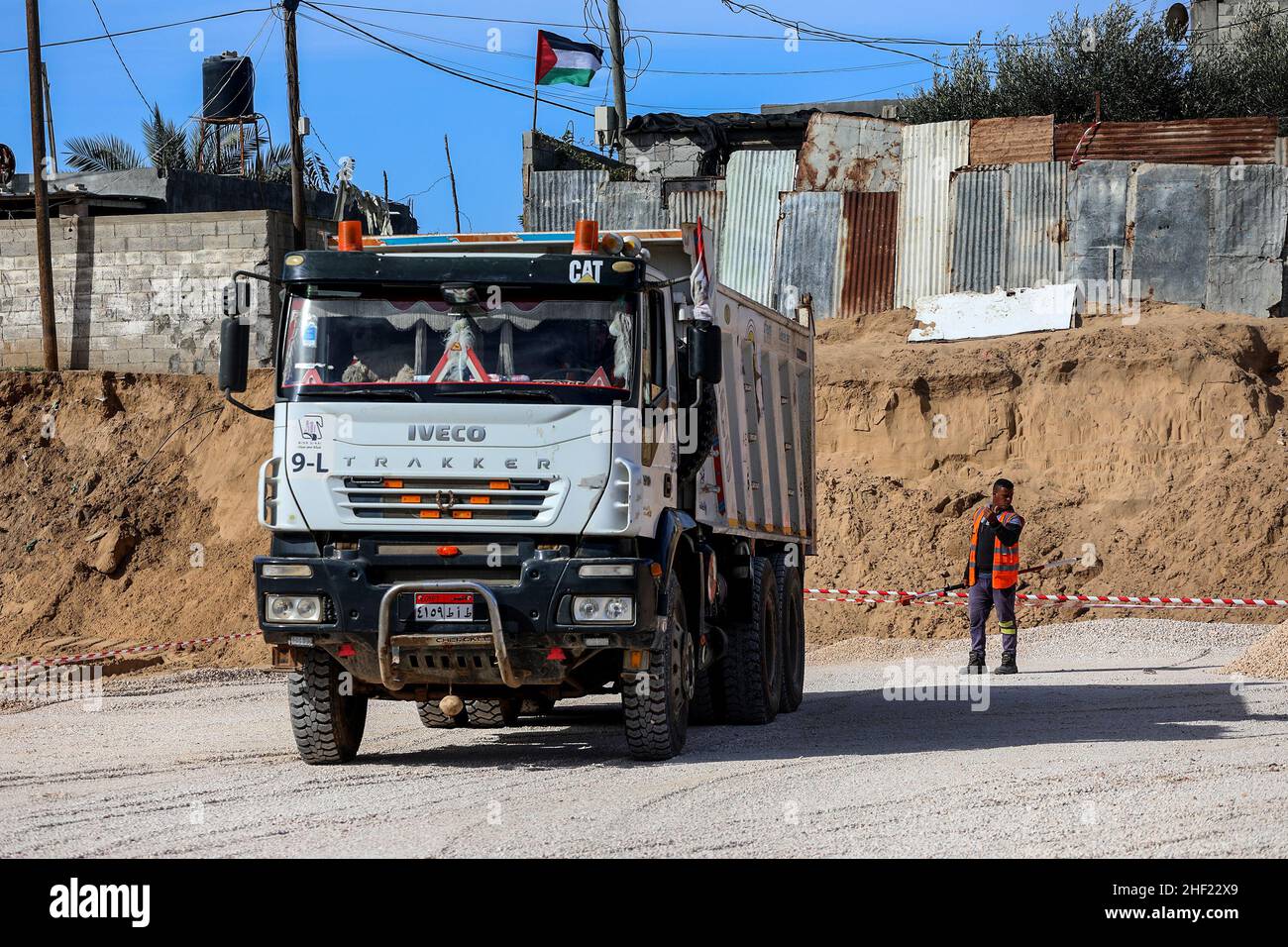 Les équipes dirigeent des machines égyptiennes sur le site de construction d'un nouveau complexe immobilier, qui sera nommé « la ville d'Égypte » dans la bande de Gaza, le 12 janvier 2022. Banque D'Images