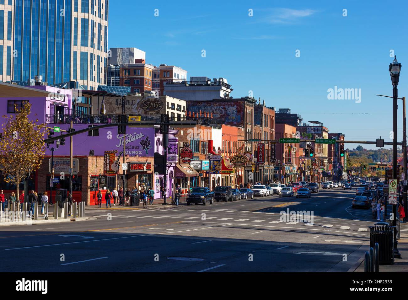 Nashville, Tennessee, États-Unis - 7 novembre 2021 : la vieille ville de Nashville où les touristes se promo devant de nombreux restaurants, bars, magasins et divertissements. Banque D'Images