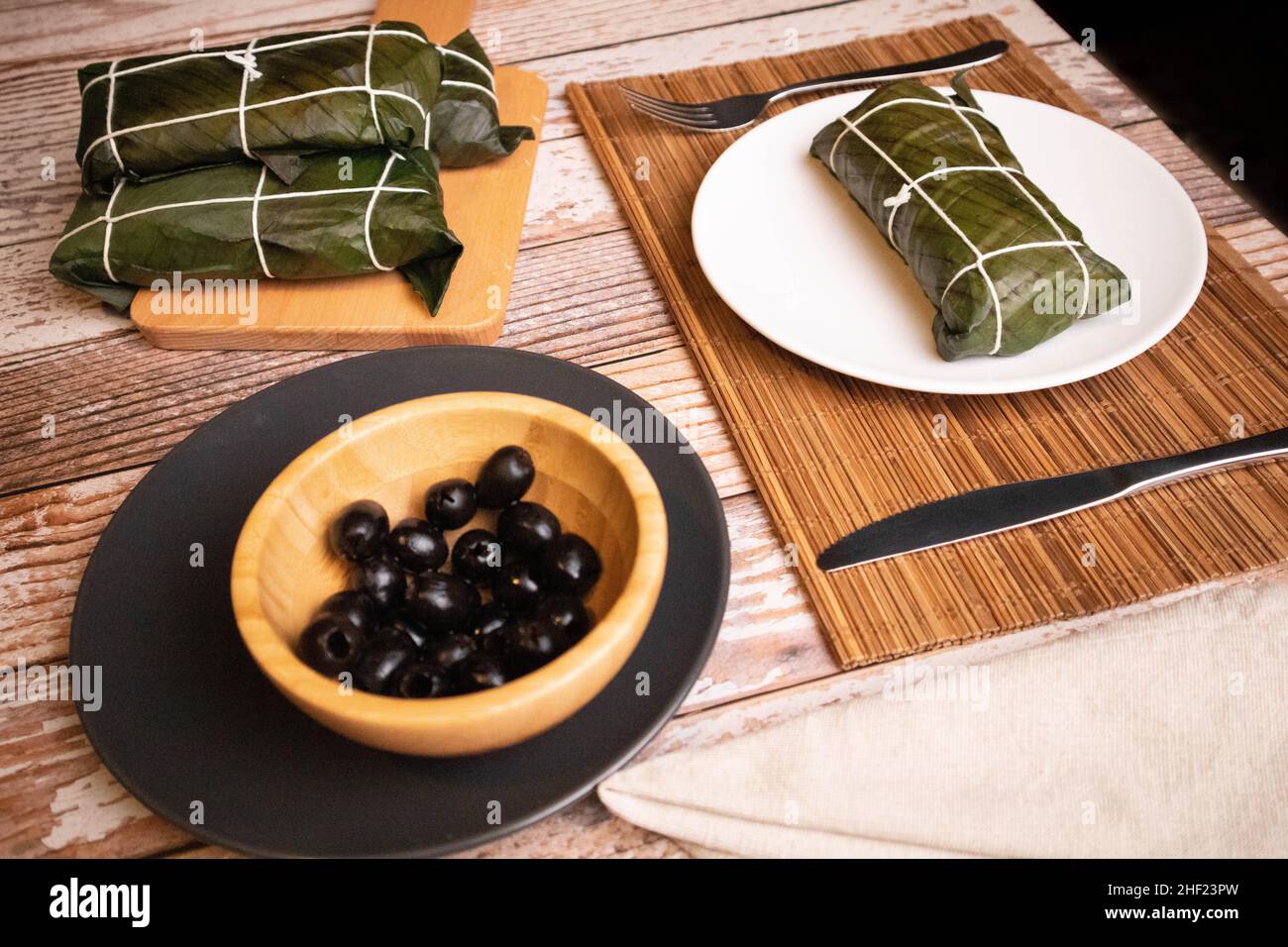Hallaca sur la table, le plat traditionnel de Noël vénézuélien Banque D'Images