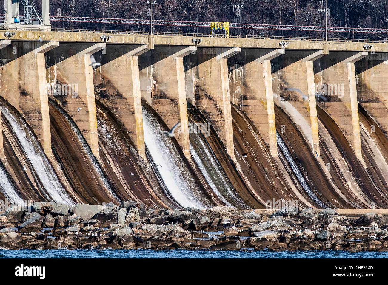 Portes de la Sluice sur le barrage de Conowingo à la frontière du Maryland et du Delaware Banque D'Images