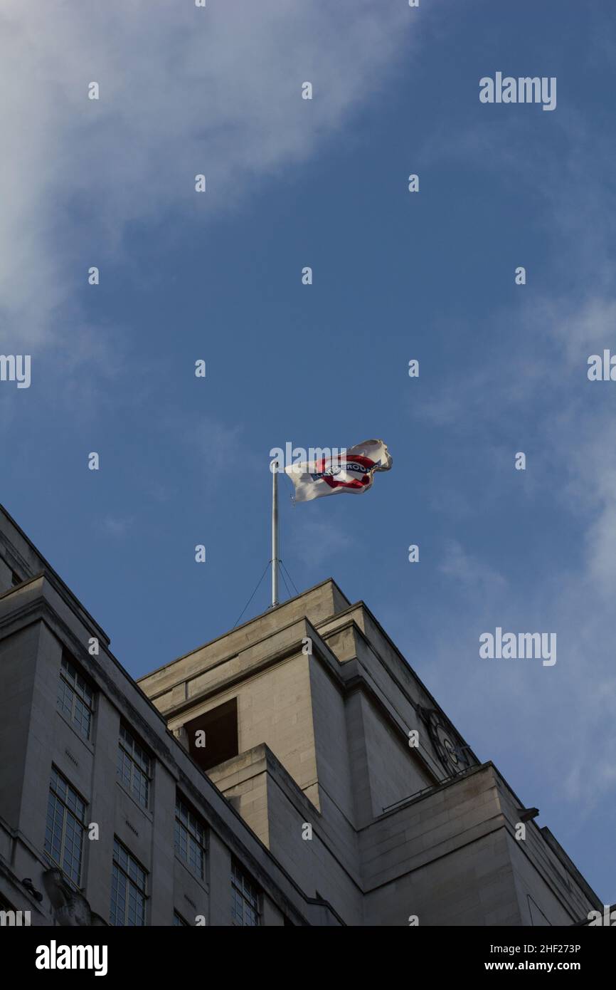 Drapeau du métro de Londres survolant le siège social à 55, Broadway, Londres SW1. Le bâtiment se trouve au-dessus de la station de métro St James Park. Banque D'Images