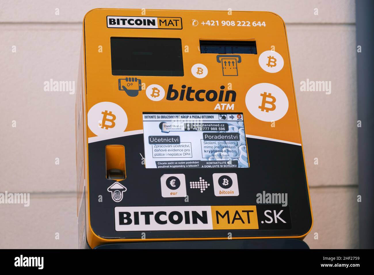 Bitcoin crypto monnaie ATM dans le centre commercial, janvier 2022, Poprad,  Slovaquie Photo Stock - Alamy