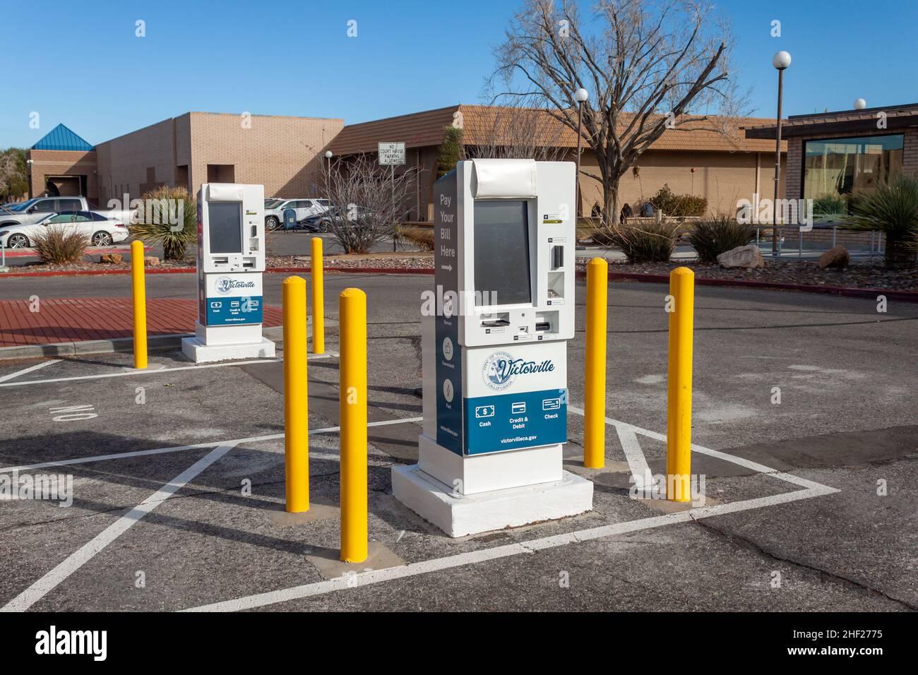Victorville, CA, États-Unis – 12 janvier 2022 : nouveaux kiosques de démarrage pour les clients qui paient des factures de services publics à la ville de Victorville, en Californie. Banque D'Images