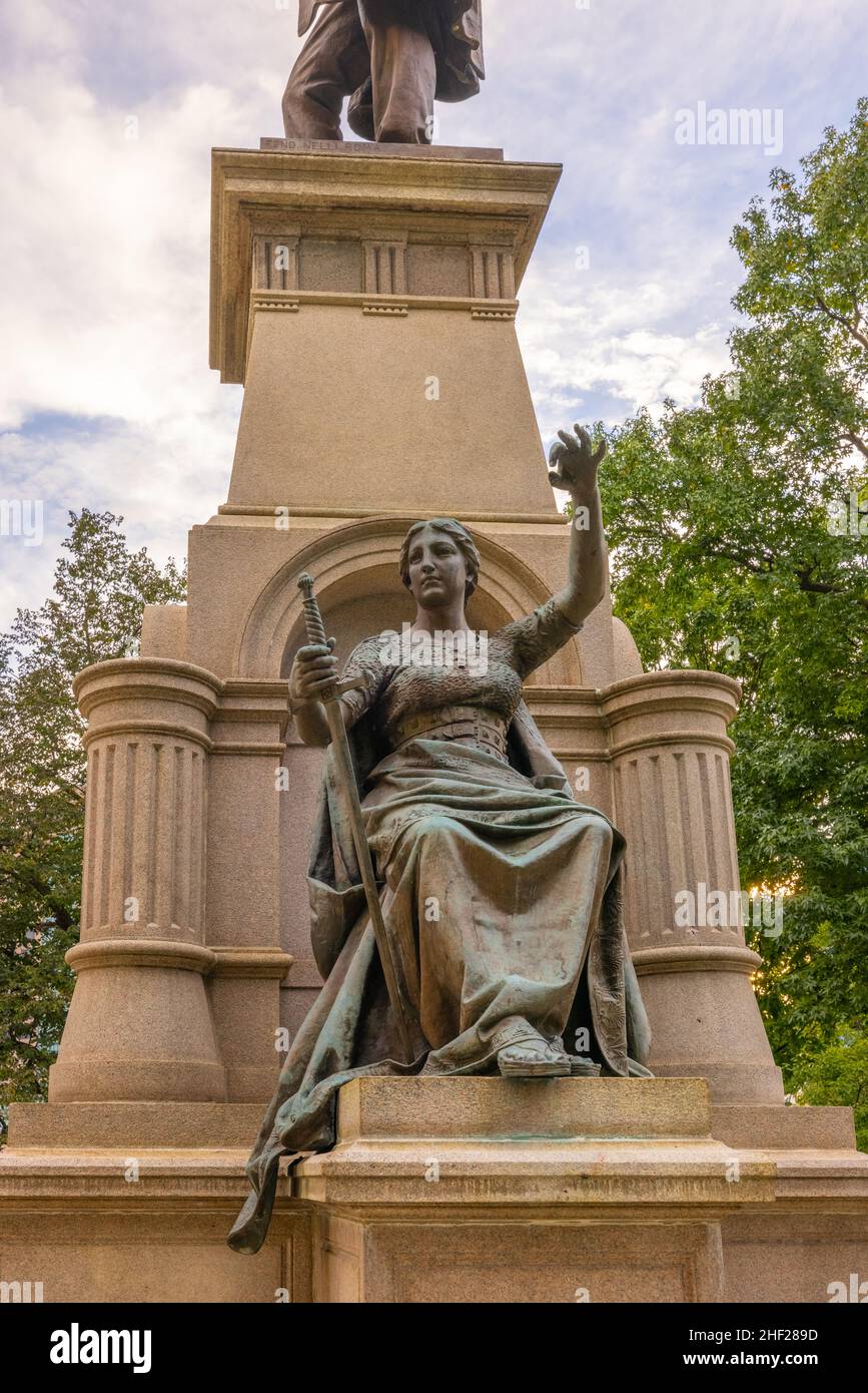 Indianapolis, Indiana, États-Unis - 19 octobre 2021 : Thomas A Hendricks Monument par Richard Henry Park, la sculpture féminine représente Justice Banque D'Images