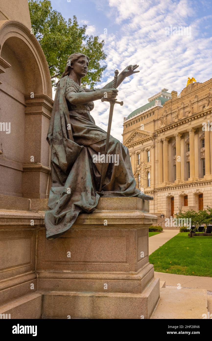 Indianapolis, Indiana, États-Unis - 19 octobre 2021 : Thomas A Hendricks Monument par Richard Henry Park, la sculpture féminine représente Justice Banque D'Images