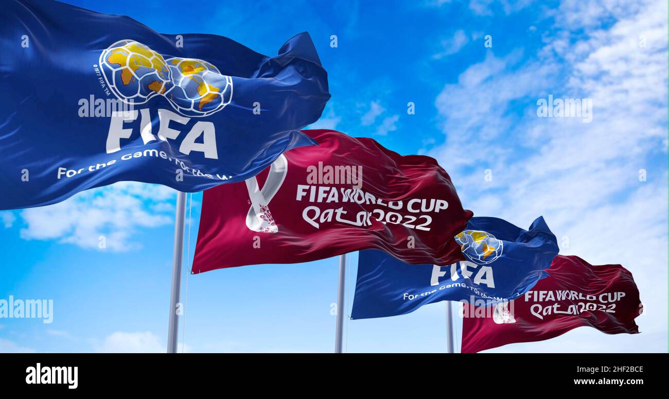 Doha, Qatar, janvier 2022 : drapeaux avec la FIFA et le logo de la coupe du monde Qatar 2022 qui agite dans le vent.L'événement est prévu au Qatar du 21 novembre au 18 de Banque D'Images