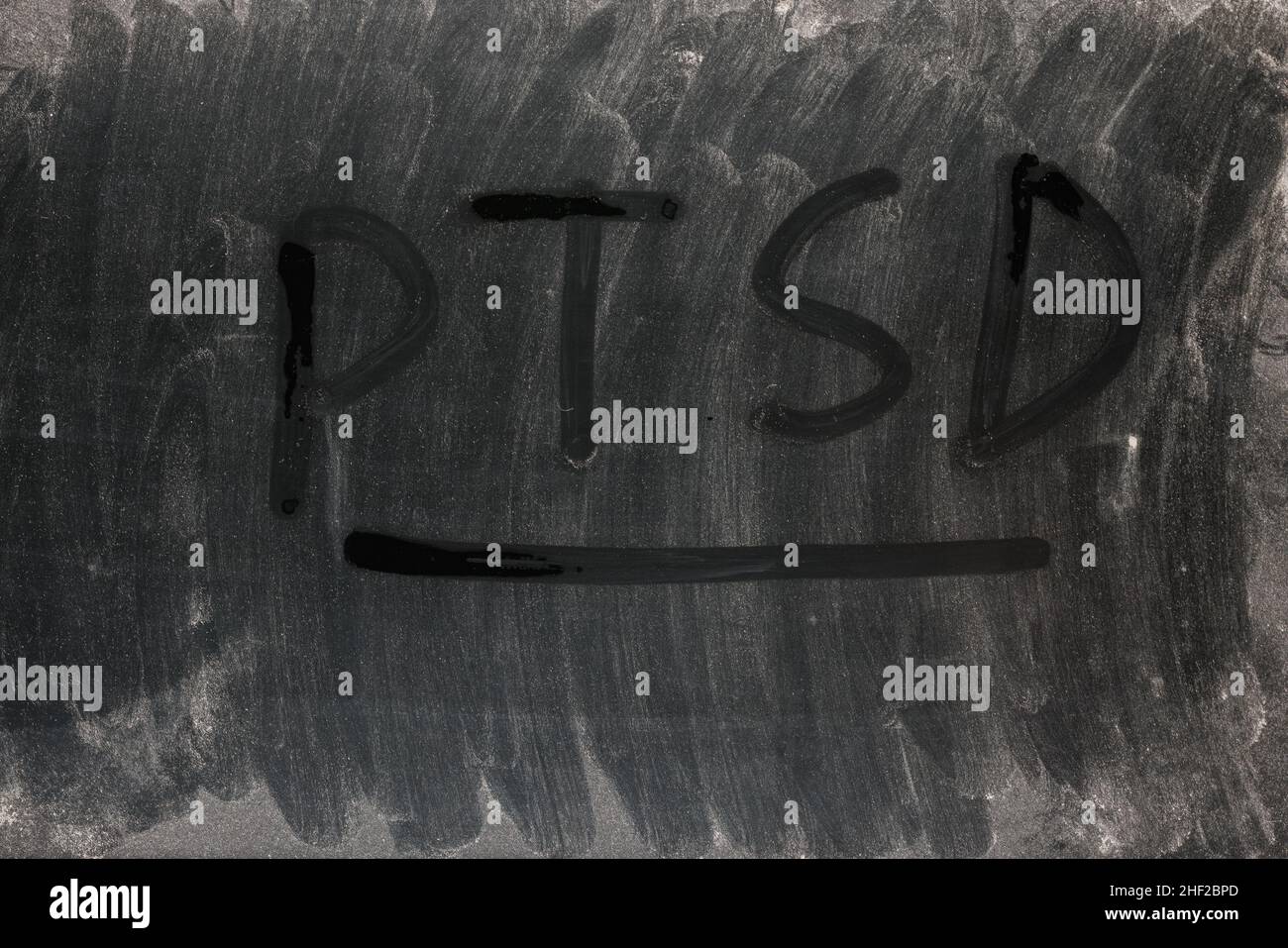 Le mot PTSD - post traumatique trouble de stress handritten sur plein ...