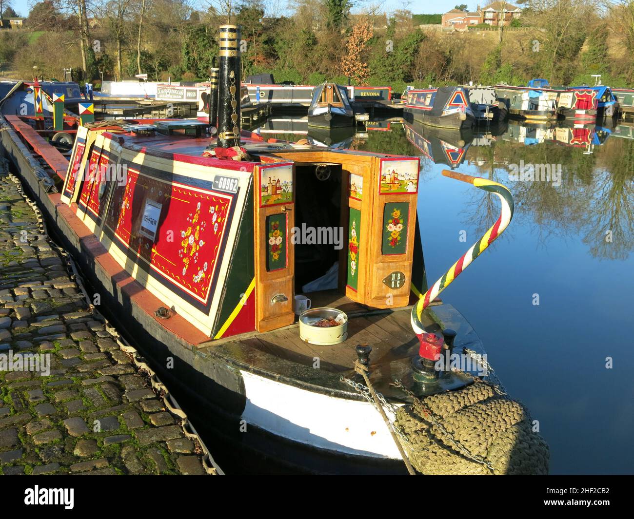 Bateau à rames aux couleurs vives décoré dans des tons traditionnels d'art du canal ; amarré à la marina de Braunston sur le canal de Grand Union, janvier 2022. Banque D'Images