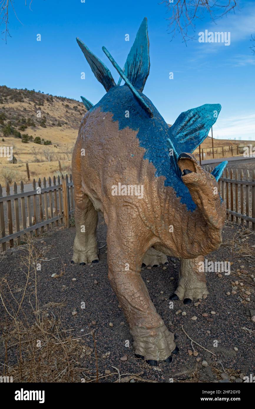 Morrison, Colorado - Un modèle décoré d'un stegosaurus à l'entrée de Dinosaur Ridge.Les visiteurs peuvent voir des centaines de empreintes de dinosaures le long du Banque D'Images