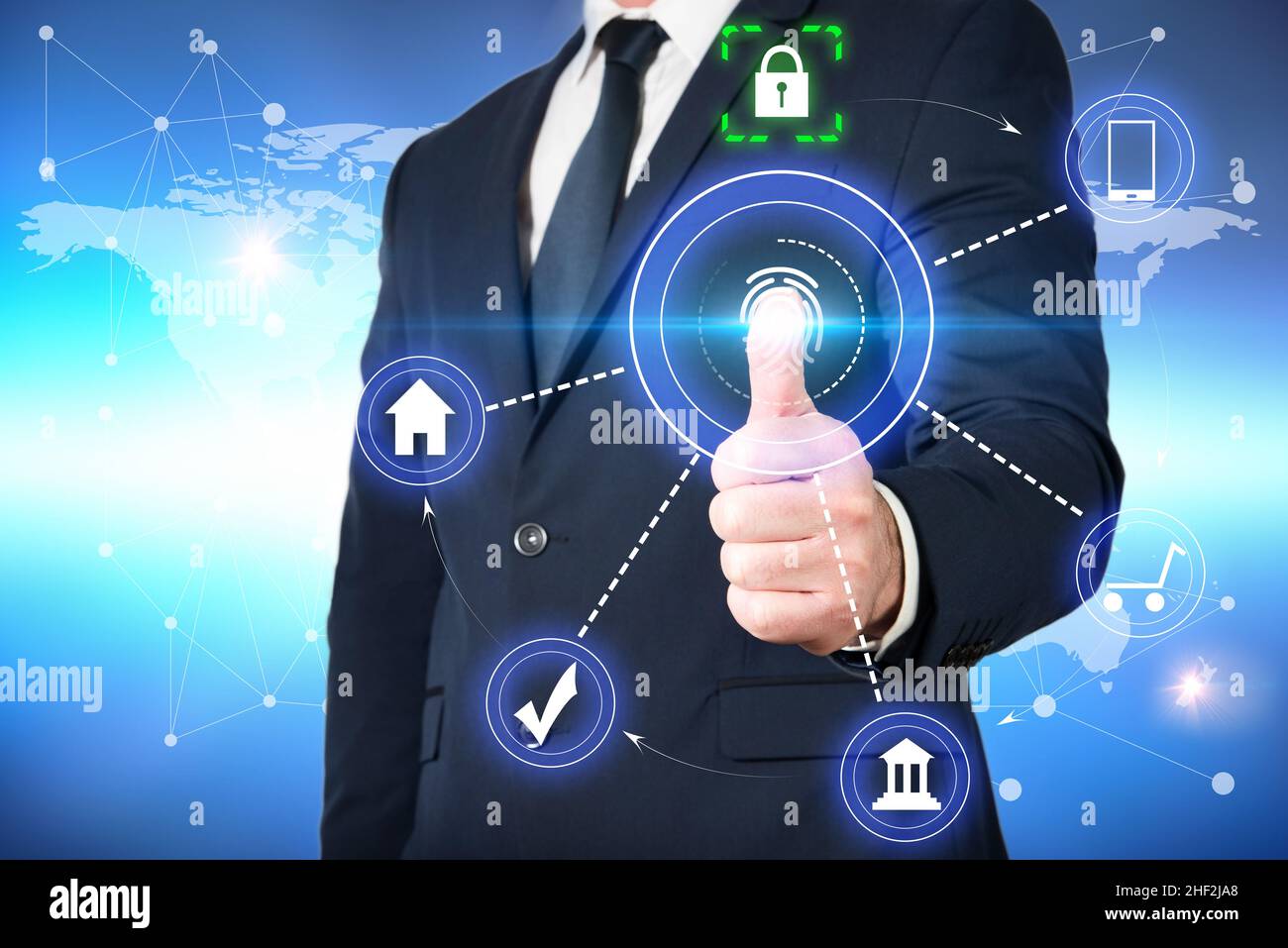 Homme en veste scannant son empreinte digitale pour accéder à ses comptes bancaires et être en mesure de faire des achats avec une sécurité totale.Sécurité en ligne Banque D'Images