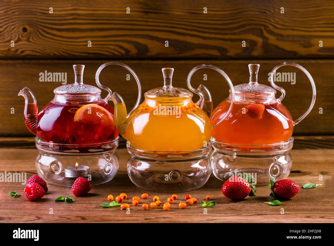 Thé à la framboise dans une théière en verre Banque D'Images