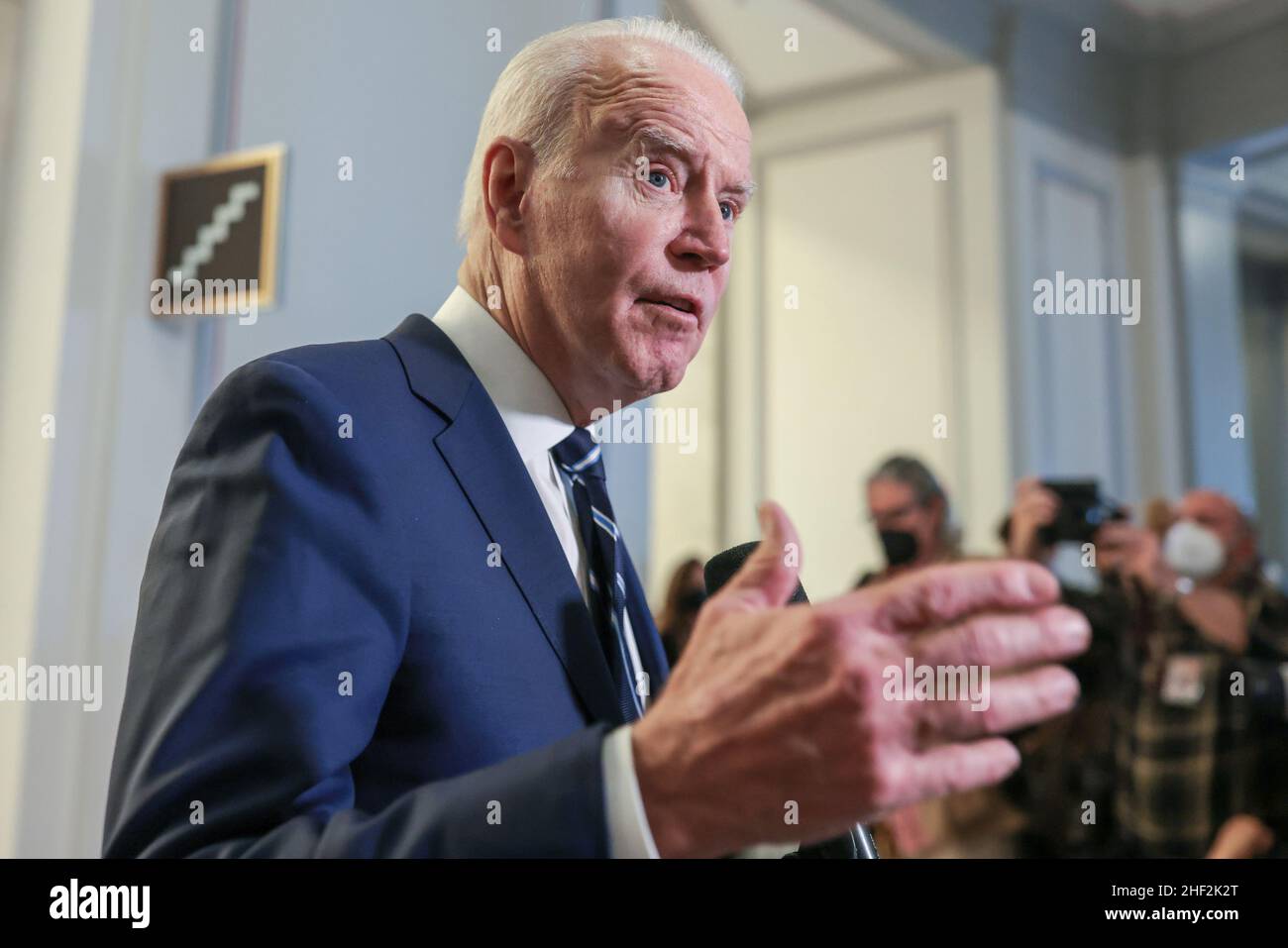 Washington, États-Unis.13th janvier 2022.Le président américain Joe Biden s'adresse à la presse après avoir rencontré le caucus Kennedy avec le caucus démocrate du Sénat pour discuter de la nécessité urgente d'adopter une loi pour protéger le droit constitutionnel de vote et l'intégrité de nos élections au Capitole des États-Unis à Washington, DC jeudi,13 janvier 2022.Photo d'Oliver Contreras/UPI crédit: UPI/Alay Live News Banque D'Images