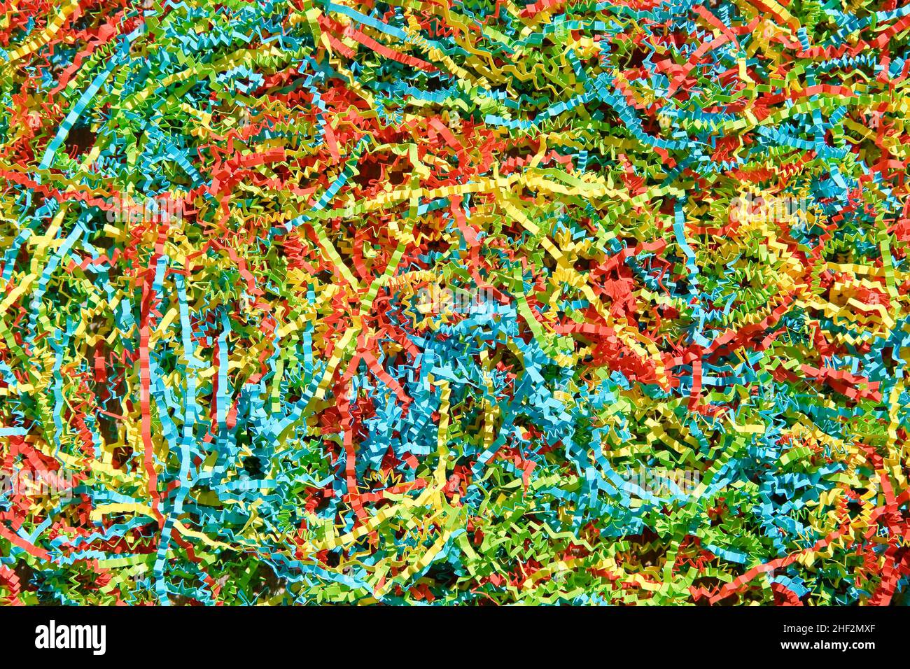 Mastic pour boîte-cadeau en papier confettis de couleur.Arrière-plan abstrait de couleur vive. Banque D'Images