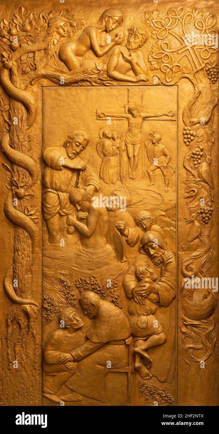 FORLÍ, ITALIE - 11 NOVEMBRE 2021 : porte en bronze de l'église Chiesa di San Giovanni Battista di Coriano avec le symbolique biblique. Banque D'Images