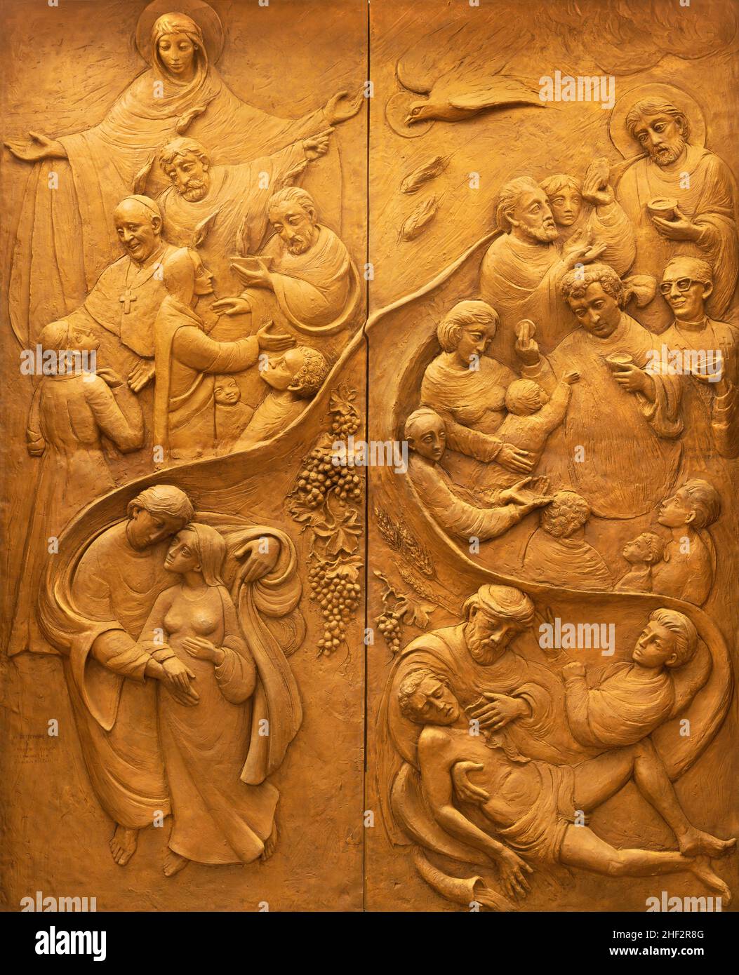 FORLÍ, ITALIE - 11 NOVEMBRE 2021 : porte en bronze de l'église Chiesa di San Giovanni Battista di Coriano par Franco Vignazia et Elena Ortica. Banque D'Images