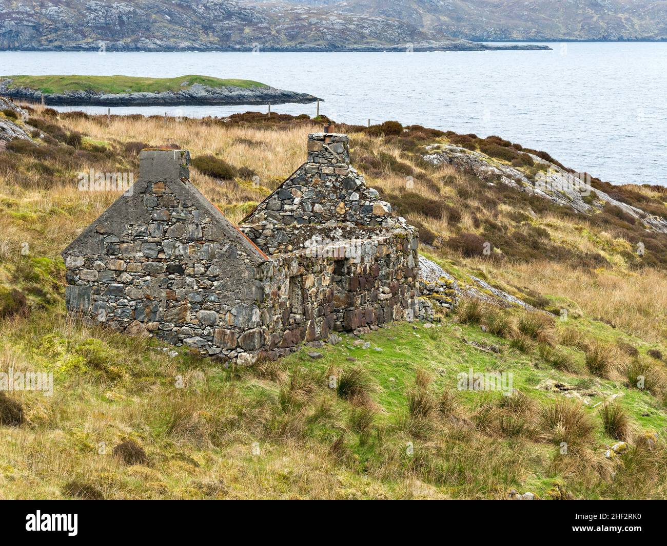 Ruines d'une ancienne maison croft sur la côte à Moilingeanais, île de Harris, Écosse, Royaume-Uni Banque D'Images