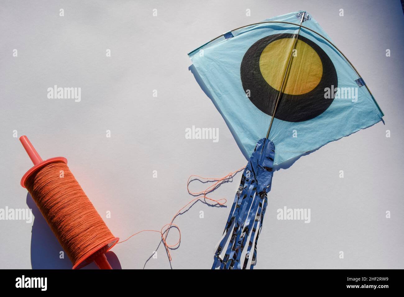 Gros fil de bobine de cerf-volant et de cerf-volant bordés à cerf-volant isolé sur fond blanc.Festival indien du cerf-volant célébré à Makar sankranti, festival uttarayan. Banque D'Images