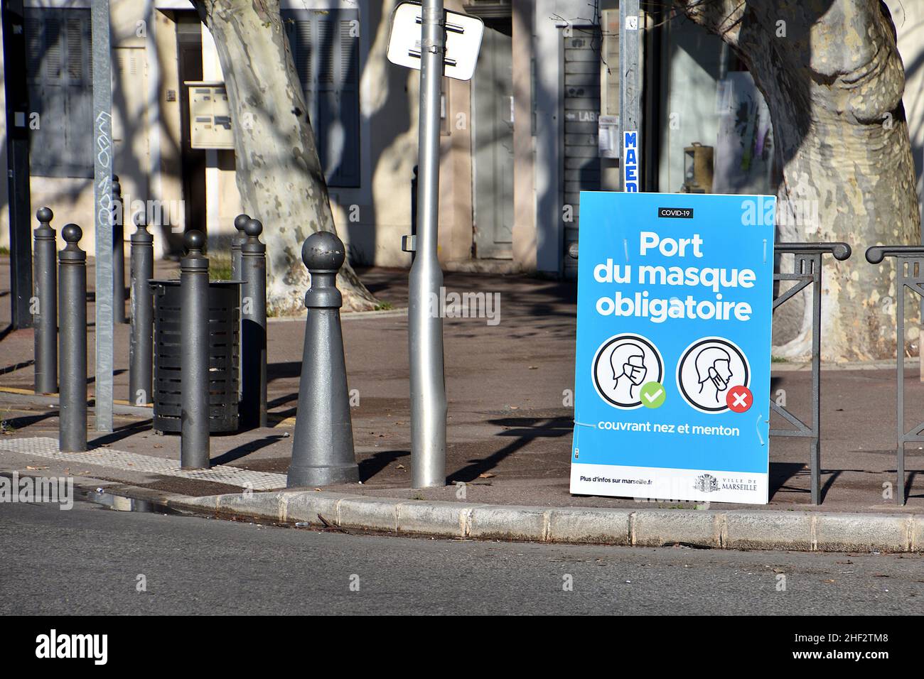 Marseille, France.13th janvier 2022.Des plaques d'information sur le port du masque obligatoire à l'extérieur sont visibles à Marseille.Suite à une augmentation de l'épidémie du coronavirus (COVID-19) due à la variante Omicron, le port d'un masque est de nouveau obligatoire à l'extérieur en France.(Image de crédit : © Gerard Bottino/SOPA Images via ZUMA Press Wire) Banque D'Images