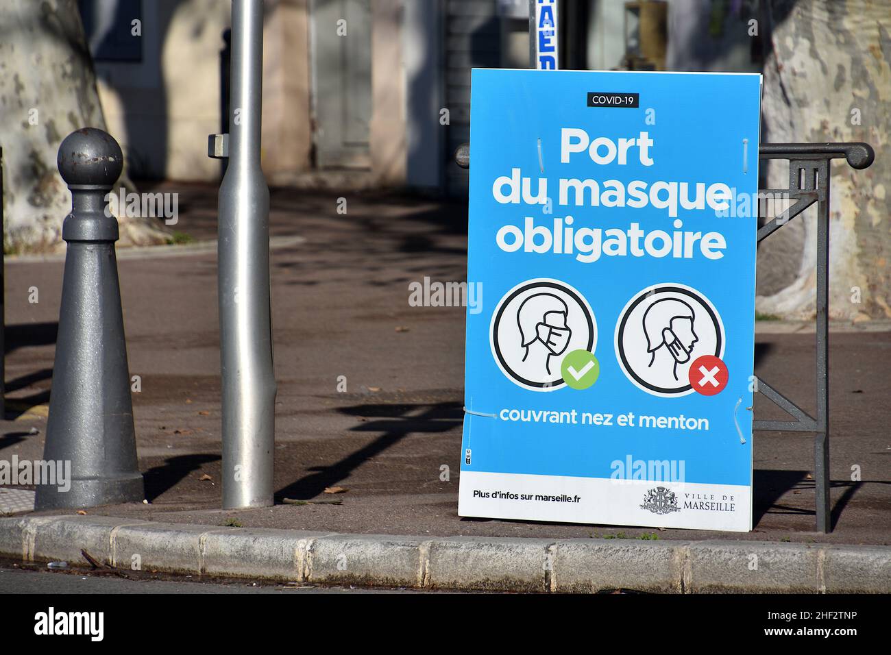 Marseille, France.13th janvier 2022.Des plaques d'information sur le port du masque obligatoire à l'extérieur sont visibles à Marseille.Suite à une augmentation de l'épidémie du coronavirus (COVID-19) due à la variante Omicron, le port d'un masque est de nouveau obligatoire à l'extérieur en France.(Image de crédit : © Gerard Bottino/SOPA Images via ZUMA Press Wire) Banque D'Images