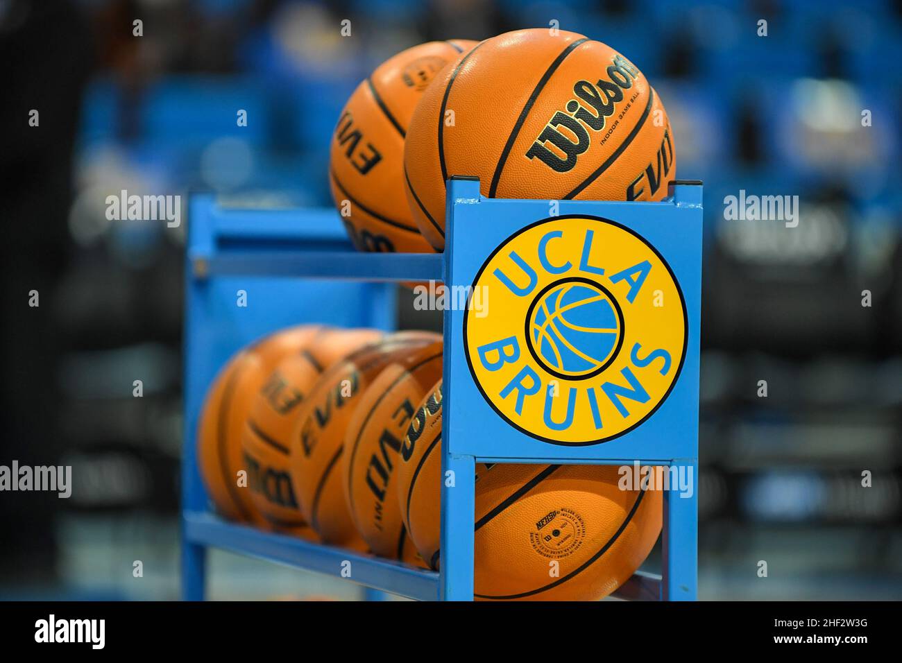 Vue détaillée des ballons de basket-ball Wilson EVO sur un rack UCLA Bruins lors d'un match de basket-ball NCAA contre les Ospreys de Floride du Nord, mercredi 1 novembre Banque D'Images