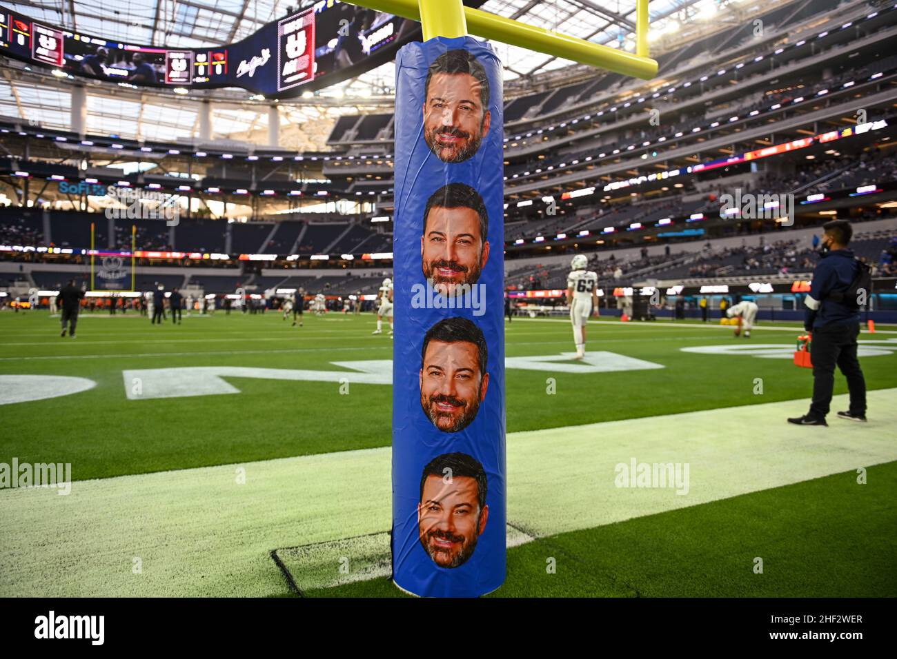 Des images de l'animateur de télévision américain Jimmy Kimmel sont visibles sur un post de but sur le terrain pendant le match DE LA Bowl, le samedi 18 décembre 2021, à Los Angeles.L'Uta Banque D'Images