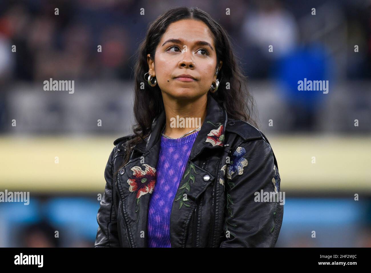 La chanteuse américaine Brooke Simpson interprète l'hymne national avant un match de football de la NCAA, le samedi 18 décembre 2021, à Los Angeles.L'Utah State AG Banque D'Images