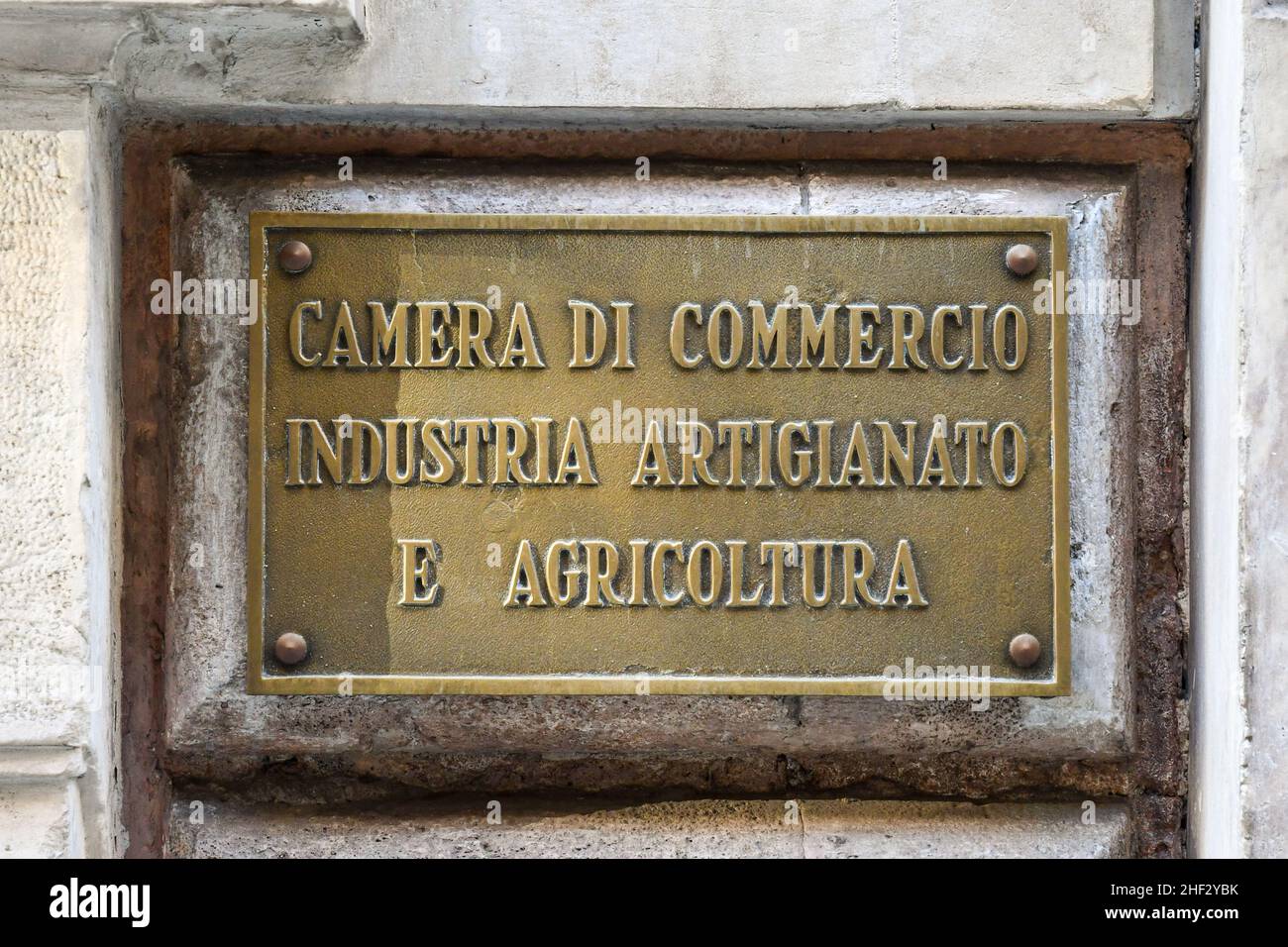 Gros plan du panneau métallique de Camera di Commercio Industria Artigianato e Agricoltura (CCIAA), Gênes, Ligurie, Italie Banque D'Images