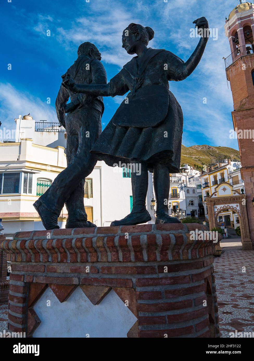 Competa est une ville blanche dans les montagnes au-dessus de Málaga en Andalousie Espagne.cette statue près de l'église célèbre la danse fandango ardente de Competa Banque D'Images